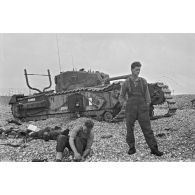 Char Churchill baptisé Blondie appartenant au 14th Canadian Army Tank Regiment détruit sur la plage de Dieppe (Opération Jubilee).