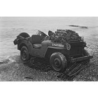 Jeep Blitz Buggy d'une unité du Génie canadien, le capot du véhicule est chargé d'explosif, sous les roues un dispositif permet d'aider la véhicule à progresser sur les galets.