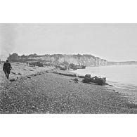 La plage de Dieppe après la tentative de débarquement canadienne prévue lors de l'opération Jubilee.