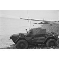 Un Daimler Dingo car canadien sur la plage de Dieppe peu après l'opération Jubilee.