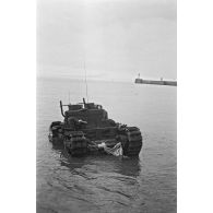 Char Churchill baptisé Confident appartenant au 14th Canadian Army Tank Regiment Calgary détruit sur la plage de Dieppe (Opération Jubilee).