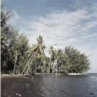 Plage de sable noir et phare de Mahina à la pointe Vénus (surélevé en 1963).