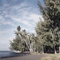 Plage de sable noir et phare de Mahina à la pointe Vénus (surélevé en 1963).