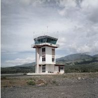 Tour de contrôle aérien de l'aéroport de Faa'a sur le motu Tahiri.