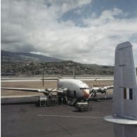 Avion de transport Breguet Deux-Ponts en maintenance à l'aéroport de Faa'a.