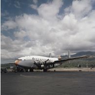 Avion de transport Breguet Deux-Ponts en maintenance à l'aéroport de Faa'a.