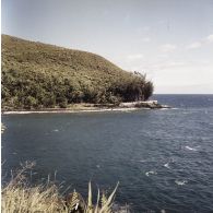 Paysage du littoral à Tahiti et route en surplomb de la mer.