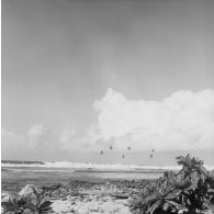 Vol en formation de six hélicoptères Alouette II, probablement du groupe aérien mixte 82 (GAM 82), en basse altitude au-dessus du rivage à Moruroa.