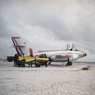 Armement d'un avion Vautour avec deux missiles Matra à l'aéroport de la base avancée d'Hao.