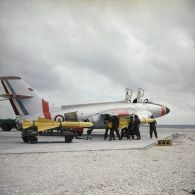 Armement d'un avion Vautour avec deux missiles Matra à l'aéroport de la base avancée d'Hao.