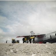 Armement d'un avion Vautour avec deux missiles Matra à l'aéroport de la base avancée d'Hao.