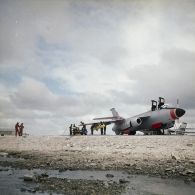 Armement d'un avion Vautour avec deux missiles Matra à l'aéroport de la base avancée d'Hao.