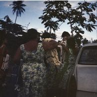 Sur un parking de l'aéroport de Faa'a à Papeete, des femmes tahitiennes vendent des colliers de coquillage.