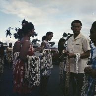 Sur un parking de l'aéroport de Faa'a à Papeete, des femmes tahitiennes vendent des colliers de coquillage.