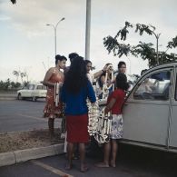 Sur un parking de l'aéroport de Faa'a à Papeete, des femmes tahitiennes vendent des colliers de coquillage.