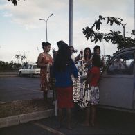 Sur un parking de l'aéroport de Faa'a à Papeete, des femmes tahitiennes vendent des colliers de coquillage.