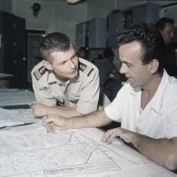 Service météorologique à bord du croiseur De Grasse (C610) : examen de cartes avec un lieutenant de vaisseau.