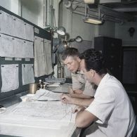 Service météorologique à bord du croiseur De Grasse (C610) : examen de cartes avec un lieutenant de vaisseau.