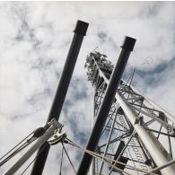 La tour antenne de transmission du croiseur De Grasse (C610) et deux canons (127 mm/54 calibres modèle 1948).