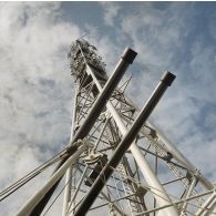 La tour antenne de transmission du croiseur De Grasse (C610) et deux canons (127 mm/54 calibres modèle 1948).