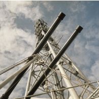 La tour antenne de transmission du croiseur De Grasse (C610) et deux canons (127 mm/54 calibres modèle 1948).