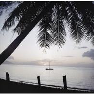 Voilier au mouillage au coucher du soleil à Tahiti.