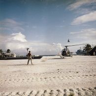 Atterrissage d'un hélicoptères Alouette II, probablement du groupe aérien mixte 82 (GAM 82), sur la zone de poser à Moruroa.