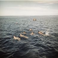 Moment de baignade dans le lagon de Moruroa pour des membres de l'équipage du transport de chalands de débarquement (TCD) Ouragan (L9021).