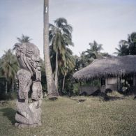 Tiki (représentation humaine sculptée) de Mareva. A la pointe Vénus à Mahina.