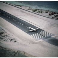 Vue aérienne d'un avion Breguet Deux Ponts sur la piste de l'aéroport d'Hao.