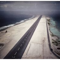 Vue aérienne de la piste d'atterrissage de l'aéroport d'Hao.