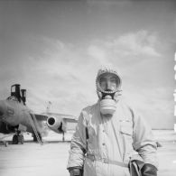 Près d'un avion Vautour, portrait d'un mécanicien en tenue de protection sur l'atoll d'Hao.