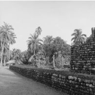 Marae, plateforme souvent construite en pierres volcaniques où se déroulaient les anciens cultes polynésiens, avec des tiki (sculpture à forme humaine) à Tahiti.