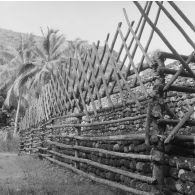 Clôture en bois autour d'un marae, plateforme souvent construite en pierres volcaniques où se déroulaient les anciens cultes polynésiens, à Tahiti.