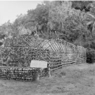 Clôture en bois autour d'un marae, plateforme souvent construite en pierres volcaniques où se déroulaient les anciens cultes polynésiens, à Tahiti.