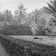 Marae, plateforme souvent construite en pierres volcaniques où se déroulaient les anciens cultes polynésiens, à Tahiti.