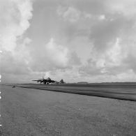 Avion Vautour au roulage sur la piste de l'aéroport de l'atoll d'Hao.