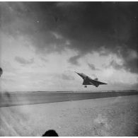 Décollage d'un avion Mirage IV sur la piste de l'aéroport de l'atoll d'Hao.