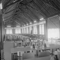 Installations du Centre d’expérimentations du Pacifique (CEP) sur l'atoll d'Hao. Salle de restauration du mess des sous-officiers.