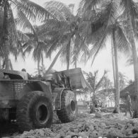 Installations du Centre d’expérimentations du Pacifique (CEP) sur l'atoll d'Hao. Aménagement du casernement à l'aide d'un engin du génie de la Légion étrangère.