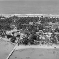 Vue aérienne du village d'Otepa sur l'atoll d'Hao.