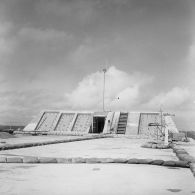 Sommet du bunker du poste d’enregistrement avancé (PEA) Dindon ou Denise sur l'atoll de Moruroa.