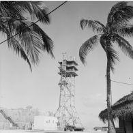 Le poste de commande de tir (PCT) Anémone avec une antenne de transmission à Moruroa.