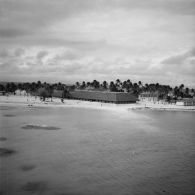 Vue aérienne de bâtiments et installations du Centre d’expérimentations du Pacifique (CEP) sur l'atoll d'Hao. Le mess des sous-officiers en zone de vie.