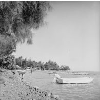 Canot et pirogues à balancier sur des poteaux sur le rivage à Tahiti.