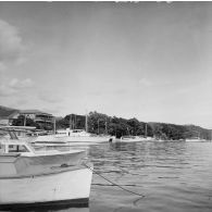 Voiliers et canots à quai au port de plaisance à Papeete. En arrière-plan, l'hôtel Stuart.