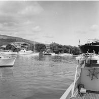 Voiliers et canots à quai au port de plaisance à Papeete. En arrière-plan, l'hôtel Stuart.