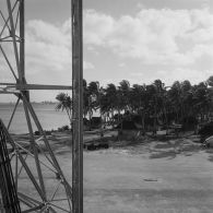 Vue aérienne de fare de la zone de vie au pied d'une antenne du site du poste de commande de tir (PCT) Anémone à Moruroa.