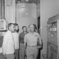 L'amiral Georges Cabanier, chef d’état-major de la Marine (CEMM), visite le poste de commandement de tir (PCT) Anémone, accompagné de Jean Viard, directeur des essais, à Moruroa.