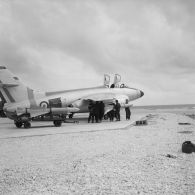 Armement d'un avion Vautour avec deux missiles Matra à l'aéroport de la base avancée d'Hao.